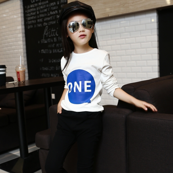 Детска блуза за момичета в бял и черен цвят с надпис `The One` и звезда, с О-образно деколте