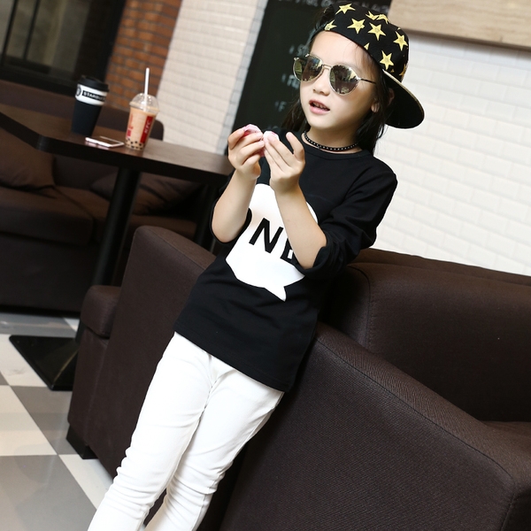 Детска блуза за момичета в бял и черен цвят с надпис `The One` и звезда, с О-образно деколте