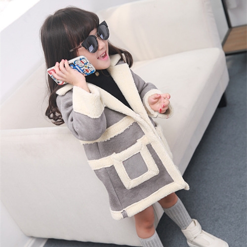 Детско дебело палто в розов и сив цвят с изображение на гърба на Бъгс Бъни