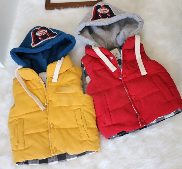 Детски ватиран елек с качулка за момичета в червен и жълт цвят 