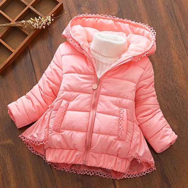 Стилно детско дълго яке, разкроено в долната част в червен, розов и лилав цвят и с качулка