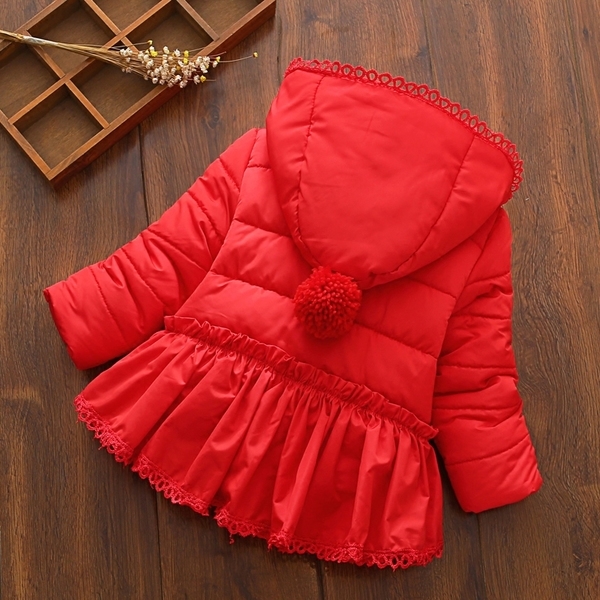 Стилно детско дълго яке, разкроено в долната част в червен, розов и лилав цвят и с качулка