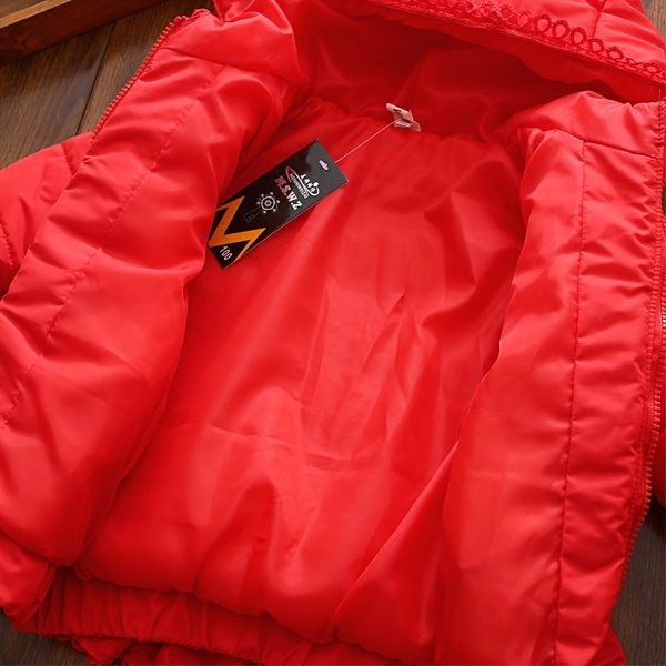 Стилно детско дълго яке, разкроено в долната част в червен, розов и лилав цвят и с качулка