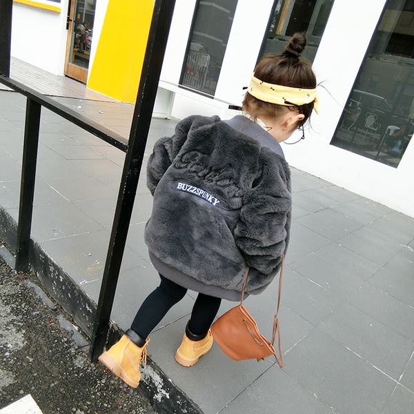 Детско топло пухено яке за момичета с надпис на гърба в светлосив и тъмносив цвят