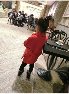 Κομψό  παιδικό παλτό για κορίτσια με κουμπιά και ζώνη σε κόκκινο χρώμα - μακρύ