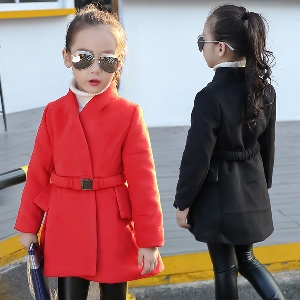 Детско ватирано палто за момичета в червен и черен цвят с колан и копчета и V-образно деколте