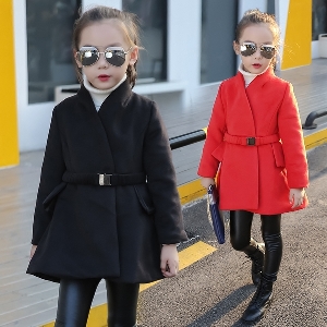 Детско ватирано палто за момичета в червен и черен цвят с колан и копчета и V-образно деколте