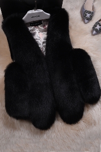 Дамски пухен и стилен къс зимен елек с имитация на лисица от изкуствена кожа - бял, черен, розов, сив, черен, кафяв