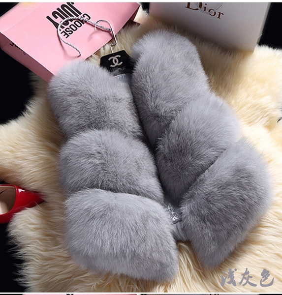 Дамски пухен къс елек в най-различни искрящи или топли цветове, подходящ за по студените месеци