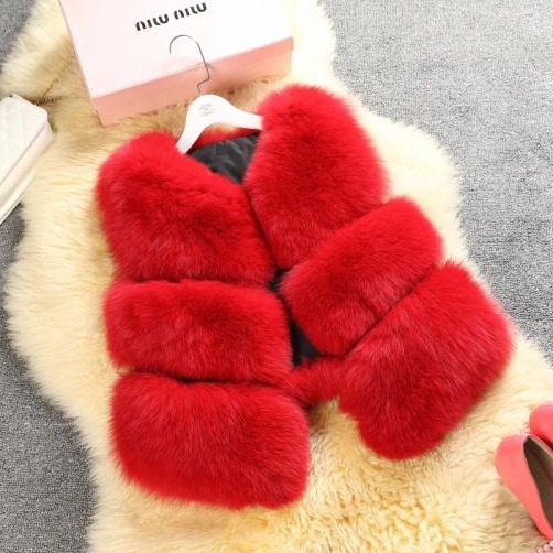 Дамски пухен къс елек в най-различни искрящи или топли цветове, подходящ за по студените месеци