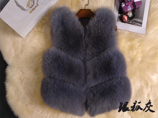 Дамски пухен къс елек в най-различни искрящи или топли цветове, подходящ за по студените месеци