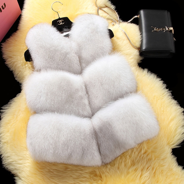 Дамски пухен къс елек в най-различни искрящи или топли цветове, подходящ за по студените месеци