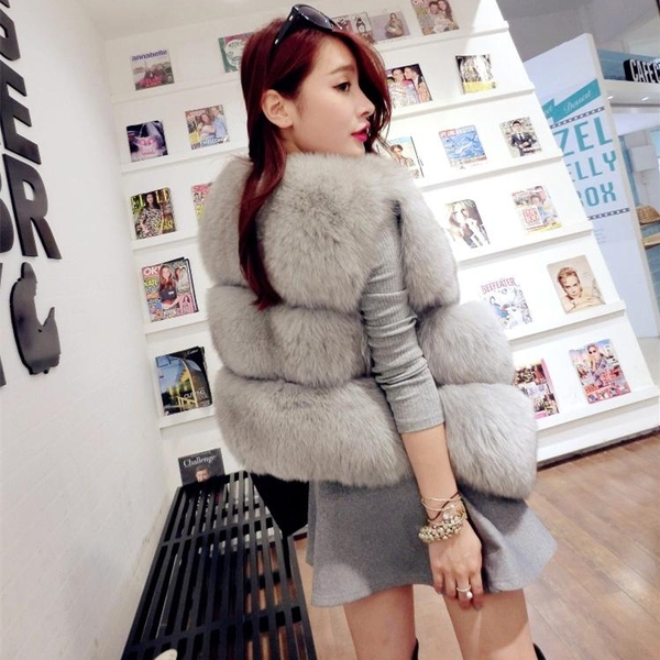 Дамски пухен къс елек в най-различни искрящи или топли цветове, подходящ за по студените месеци