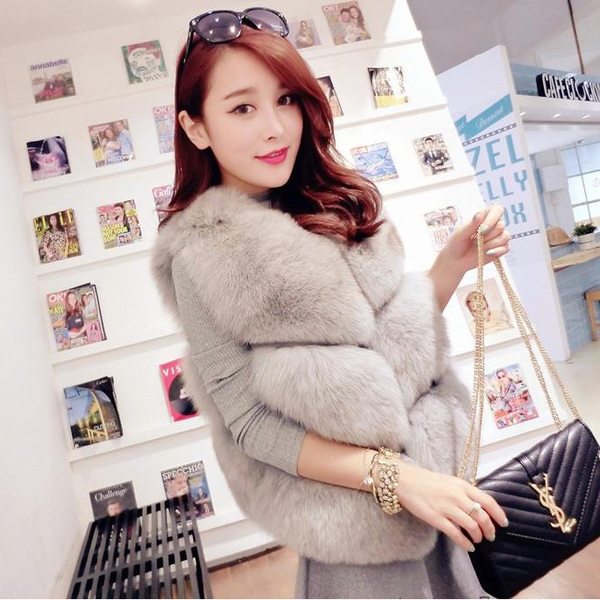 Дамски пухен къс елек в най-различни искрящи или топли цветове, подходящ за по студените месеци