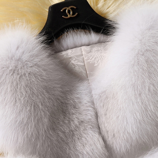 Дамски пухен къс елек в най-различни искрящи или топли цветове, подходящ за по студените месеци