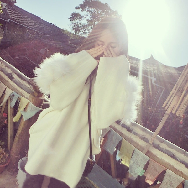 Γυναικείο πουλόβερ με μανίκια προς τα κάτω σε μαύρο και άσπρο