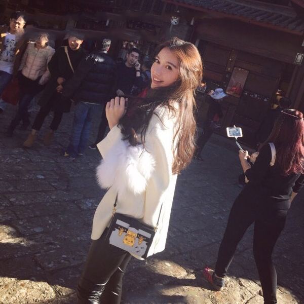 Γυναικείο πουλόβερ με μανίκια προς τα κάτω σε μαύρο και άσπρο