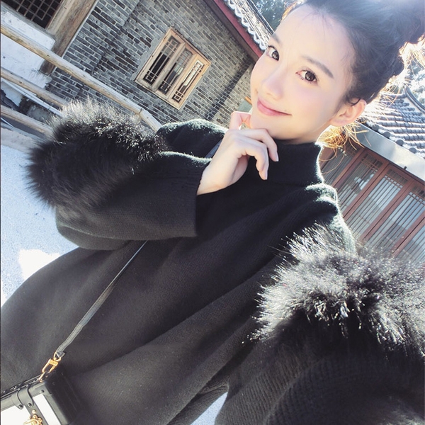 Γυναικείο πουλόβερ με μανίκια προς τα κάτω σε μαύρο και άσπρο