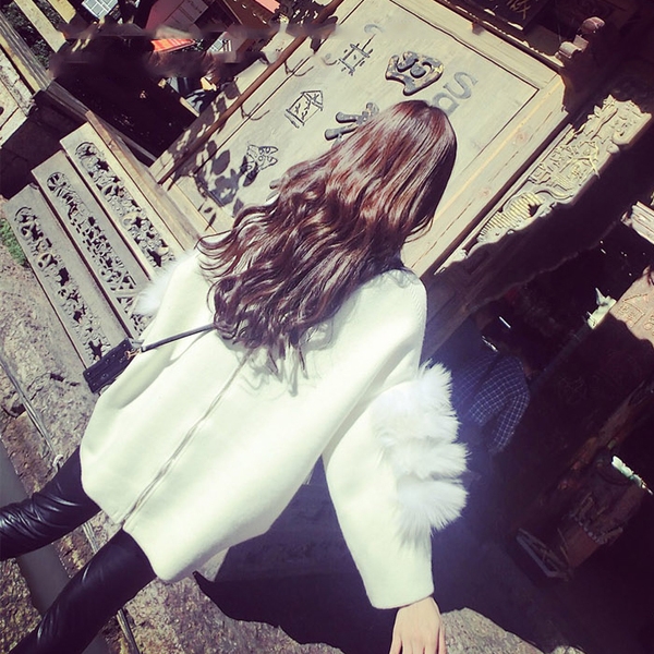 Γυναικείο πουλόβερ με μανίκια προς τα κάτω σε μαύρο και άσπρο