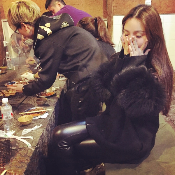 Γυναικείο πουλόβερ με μανίκια προς τα κάτω σε μαύρο και άσπρο