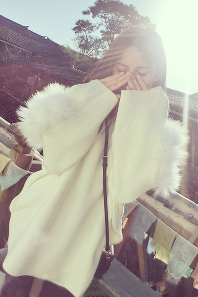 Γυναικείο πουλόβερ με μανίκια προς τα κάτω σε μαύρο και άσπρο