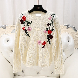 Дамска плетена блуза на цветя в бял бежов и черен цвят