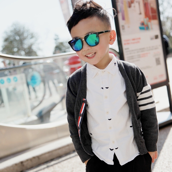 Παιδικό φθινόπωρο-χειμωνιάτικη ζακέτα σε γκρι χρώμα για αγόρια.