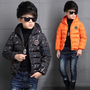 Παιδικό χοντρό μπουφάν για αγόρια σε μαύρο, γκρι και πορτοκαλί χρώμα με κουκούλα και ρίγες