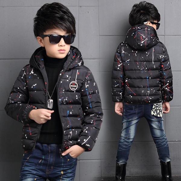 Παιδικό χοντρό μπουφάν για αγόρια σε μαύρο, γκρι και πορτοκαλί χρώμα με κουκούλα και ρίγες