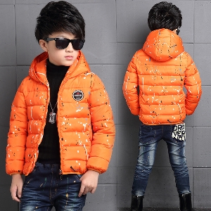 Παιδικό χοντρό μπουφάν για αγόρια σε μαύρο, γκρι και πορτοκαλί χρώμα με κουκούλα και ρίγες