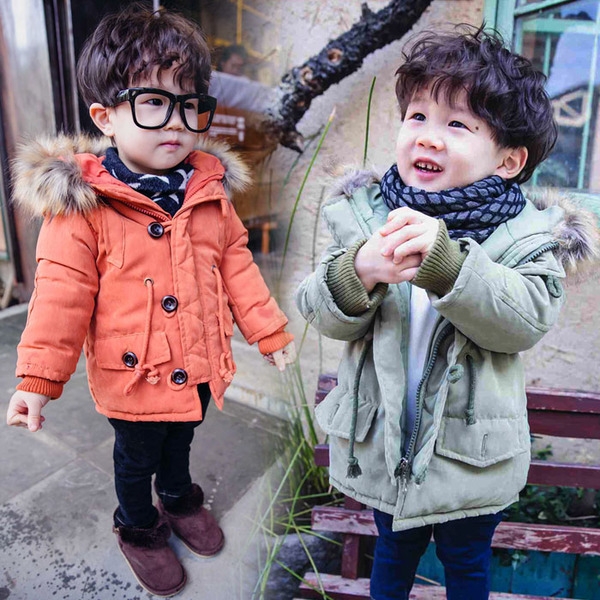 Παιδικό μακρύ μπουφάν για αγόρια με κουκούλα και γούνα σε πράσινο και πορτοκαλί χρώμα