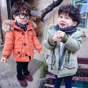 Παιδικό μακρύ μπουφάν για αγόρια με κουκούλα και γούνα σε πράσινο και πορτοκαλί χρώμα