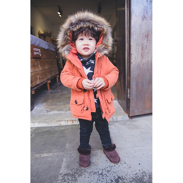 Παιδικό μακρύ μπουφάν για αγόρια με κουκούλα και γούνα σε πράσινο και πορτοκαλί χρώμα