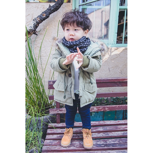 Παιδικό μακρύ μπουφάν για αγόρια με κουκούλα και γούνα σε πράσινο και πορτοκαλί χρώμα