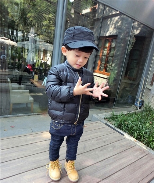 Παιδικό μπουφάν - κοντό και με επιγραφή στην πλάτη σε μαύρο και κόκκινο χρώμα