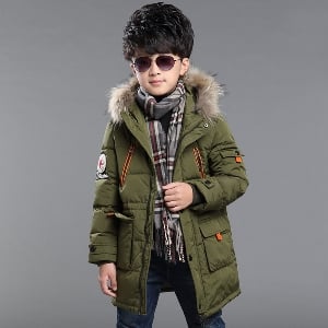 Μακρύ χειμωνιάτικο μπουφάν για αγόρια με κουκούλα και γούνα, σε μαύρο, κόκκινο και πράσινο χρώμα