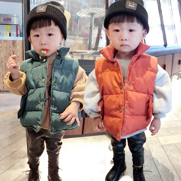 Παιδικό χειμωνιάτικο γιλέκο  για αγόρια με κουμπιά σε μαύρο, ροζ, πράσινο και πορτοκαλί χρώμα