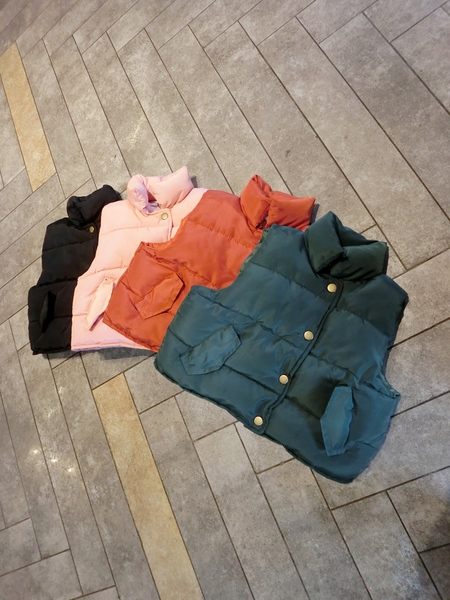 Παιδικό χειμωνιάτικο γιλέκο  για αγόρια με κουμπιά σε μαύρο, ροζ, πράσινο και πορτοκαλί χρώμα