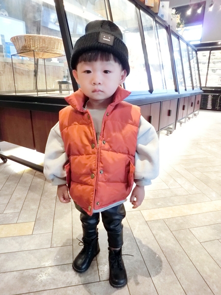 Παιδικό χειμωνιάτικο γιλέκο  για αγόρια με κουμπιά σε μαύρο, ροζ, πράσινο και πορτοκαλί χρώμα