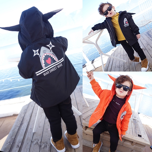 Παιδικό μακρύ μπουφάν για αγόρια με κουκούλα σε σκούρο μπλε και πορτοκαλί, με επιγραφή στην πλάτη