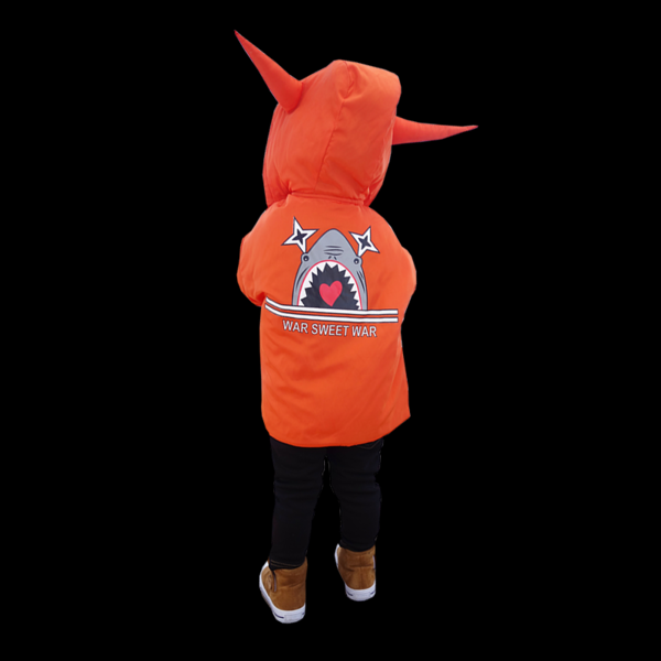 Παιδικό μακρύ μπουφάν για αγόρια με κουκούλα σε σκούρο μπλε και πορτοκαλί, με επιγραφή στην πλάτη