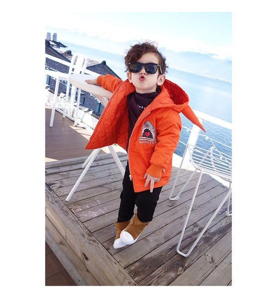 Παιδικό μακρύ μπουφάν για αγόρια με κουκούλα σε σκούρο μπλε και πορτοκαλί, με επιγραφή στην πλάτη