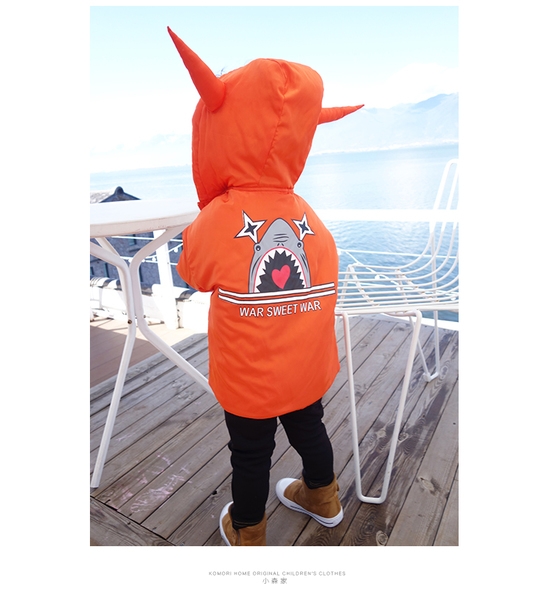 Παιδικό μακρύ μπουφάν για αγόρια με κουκούλα σε σκούρο μπλε και πορτοκαλί, με επιγραφή στην πλάτη