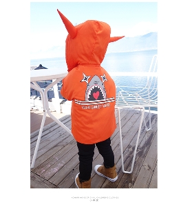 Детско дълго яке за момчета с качулка и рогца, в тъмносин и оранжев цвят, с надпис на гърба