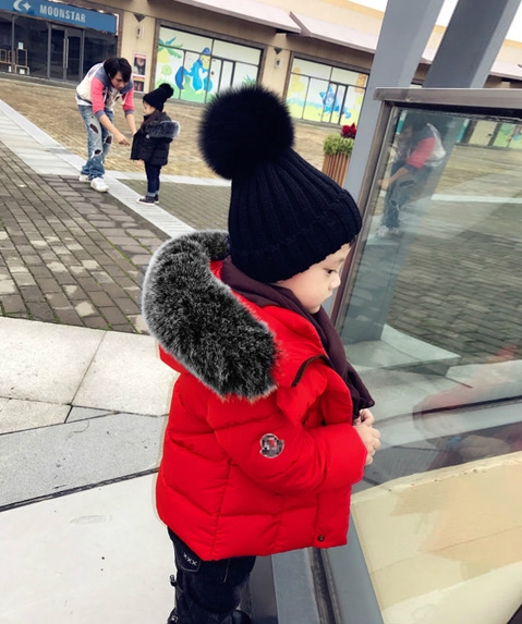 Χοντρό σακάκι χειμώνα για τα αγόρια και τα κορίτσια με κουκούλα κάτω, σε μαύρο, κόκκινο και γκρι χρώμα