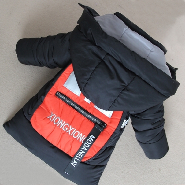 Μεγάλο μακρύ μπουφάν  για αγόρια σε μαύρο, κόκκινο, πράσινο και πορτοκαλί, με κουκούλα και σακίδιο με φερμουάρ