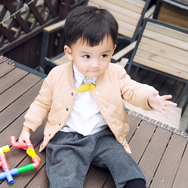 Παιδικό κομψό μπουφάν  για αγόρια με κουμπιά και τσέπες σε μαύρο και μπεζ χρώμα