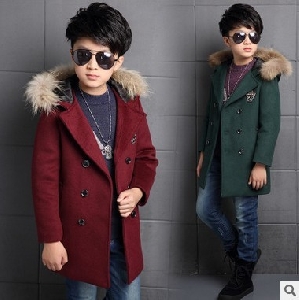 Παιδικό παχύ παλτό  για  αγόρια με κουκούλα και γούνα σε μαύρο, κόκκινο και πράσινο χρώμα