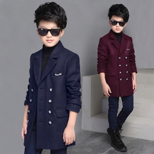 Παιδικό μακρύ κομψό παλτό για αγόρια σε σκούρο μπλε και κόκκινο χρώμα