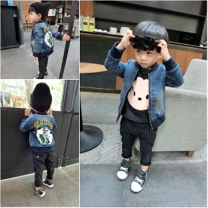 Παιδικό τζιν  μπουφάν  για αγόρια με επιγραφή και εικόνα στην πλάτη